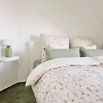 Ferien Mit 7 Personen! 3 Schlafzimmer, 2 Baeder, Sauna Und Schlossblick - Haustiere Willkommen! Appartement *