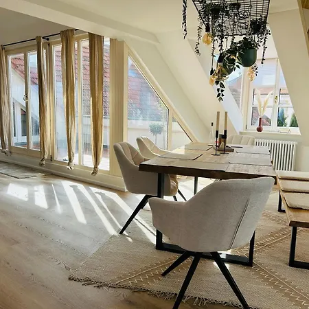 Ferien Mit 7 Personen! 3 Schlafzimmer, 2 Baeder, Sauna Und Schlossblick - Haustiere Willkommen! דירה