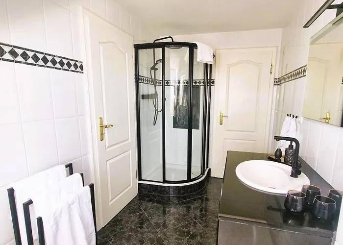 Ferien Mit 7 Personen! 3 Schlafzimmer, 2 Baeder, Sauna Und Schlossblick - Haustiere Willkommen! Neustadt an der Weinstraße